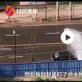 江西赣州一道路旁的消防栓出现问题一直往外喷水消防栓故障多辆私家车排队洗车